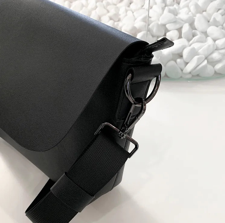 Chicmy-Korean style, Korean men's outfit, minimalist style, street fashionSMALL MESSENGER SHOULDER BAG